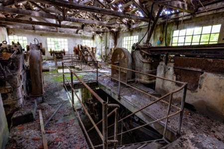 Steinbrecher in einer ehemaligen Erz-Verarbeitungsanlage eines Bergwerks