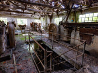 Steinbrecher in einer ehemaligen Erz-Verarbeitungsanlage eines Bergwerks