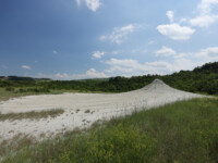 Salse di Nirano, Schlammgeysire die Methan, Wasser und Schlamm ausstossen und so langsam wachsen während die Erosion sie stetig wieder abträgt