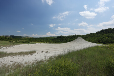 Salse di Nirano, Schlammgeysire die Methan, Wasser und Schlamm ausstossen und so langsam wachsen während die Erosion sie stetig wieder abträgt