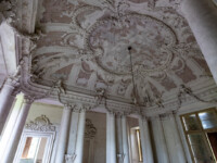 Verlassene Villa mit wunderschönen Stuckaturen