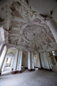 Verlassene Villa mit wunderschönen Stuckaturen