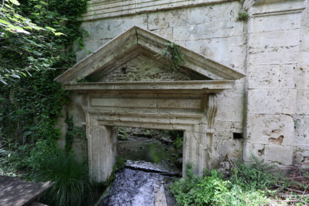 Chiesa di San Vittorino die langsam im Sumpf versinkt
