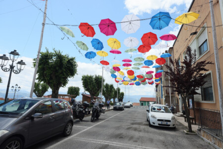 Kunstinstallationen und bemalte Gebäude (Murales) in Aielli