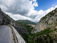 Sagittarius-Schlucht im Riserva Naturale Regionale Gole del Sagittario, im Hintergrund Anversa degli Abruzzi