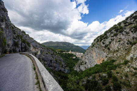 Sagittarius-Schlucht im Riserva Naturale Regionale Gole del Sagittario, im Hintergrund Anversa degli Abruzzi