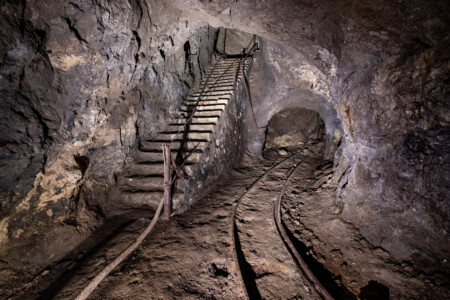 Ehemaliges Bitumenbergwerk mit mehreren Ebenen