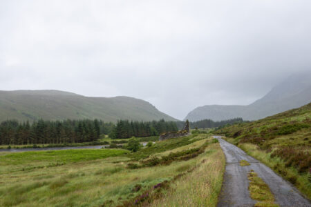 Eisenzeitliche Turmruine im regnerischen Hinterland