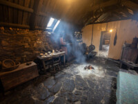 Rekonstruiertes 'Black House' bei Arnol