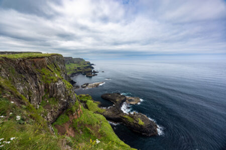 Klippen auf dem Weg zum Giant's Causeway
